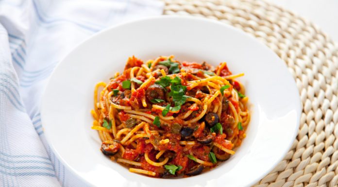 spaghetti-alla-puttanesca-przepis-recipe-3-696x385